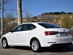 https://autoroyal.es/media/com_expautospro/images/big/turismos_todo_terrenos_y_furgonetas_skoda_superb_60475eea1cc56.JPG